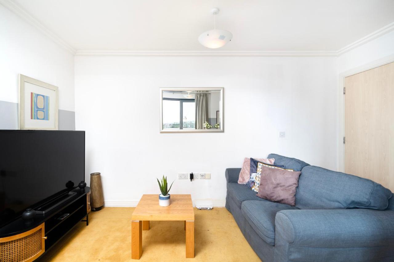 شقة Cosy Flat Right Opp Tube Station لندن المظهر الخارجي الصورة