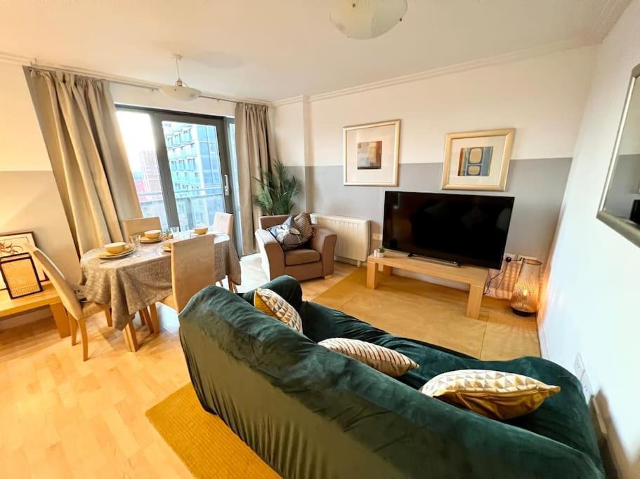 شقة Cosy Flat Right Opp Tube Station لندن المظهر الخارجي الصورة